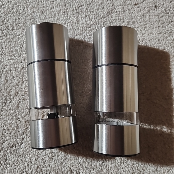 5.25″ Mr.Dudley Silver Echo – Stainless Steel Salt Shaker & Peppermill  MRD 4240 - Picture 4 of 7